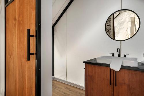 Ένα μπάνιο στο Cherry Cove Glamping W Hot tub AND Cowboy Pool