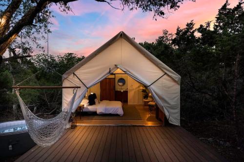 Ένα ή περισσότερα κρεβάτια σε δωμάτιο στο Cherry Cove Glamping W Hot tub AND Cowboy Pool