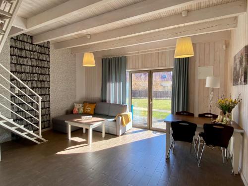 un soggiorno con un divano e un tavolo di Domki Poezja Ciszy a Dębki