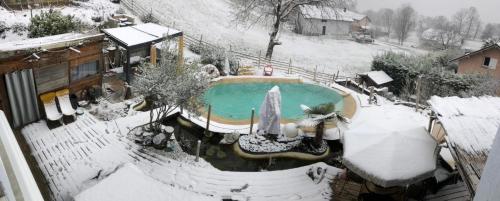 冬のétablissement professionnel de Chambres d'hôtes à La Marc'Quize avec piscine partagée et bain nordique privatif en prestation supplémentの様子