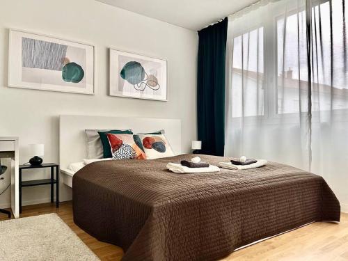ein Schlafzimmer mit einem großen Bett mit zwei Handtüchern darauf in der Unterkunft Modern Urban Retreat in Pratteln
