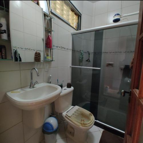 a bathroom with a toilet and a sink and a shower at Apê210MiguelPereira in Miguel Pereira