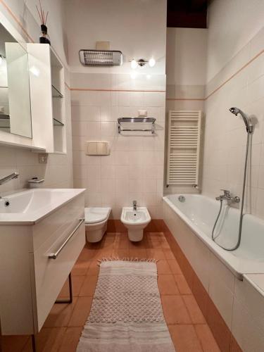 ein Badezimmer mit Waschbecken, Badewanne und Toilette in der Unterkunft Ciàsa Mea in Calalzo