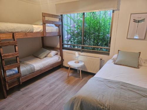 une chambre avec deux lits superposés et une fenêtre dans l'établissement Espectacular Bahía Bonita Depto 11, à Concón
