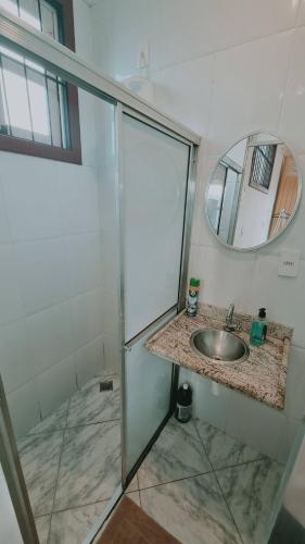 a bathroom with a sink and a mirror at Trenzin de Aconchego Apto no Centro Histórico in Ouro Preto