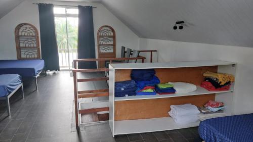 a room with a bunk bed and a bunk room with a bunk bed gmaxwell gmaxwell at Maison Moehau Iti in Moorea