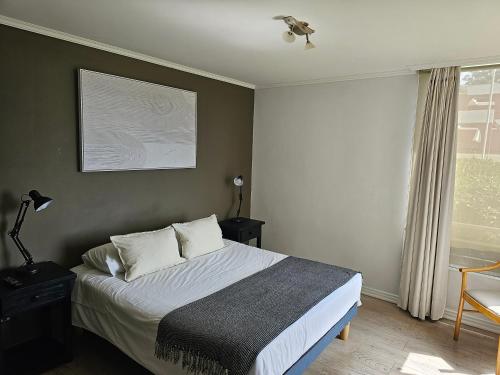 a bedroom with a bed and a window at Espectacular Bahía Bonita Depto 12 in Concón