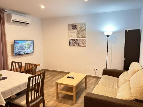 ein Wohnzimmer mit einem Sofa und einem Tisch in der Unterkunft Josep Tarradellas Entire Apartment in Sabadell