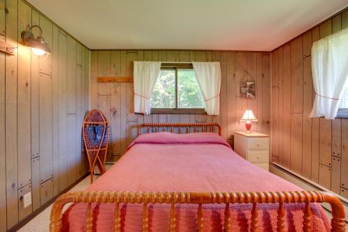 Postel nebo postele na pokoji v ubytování Country Vacation Rental in Mercer at Waterfall!