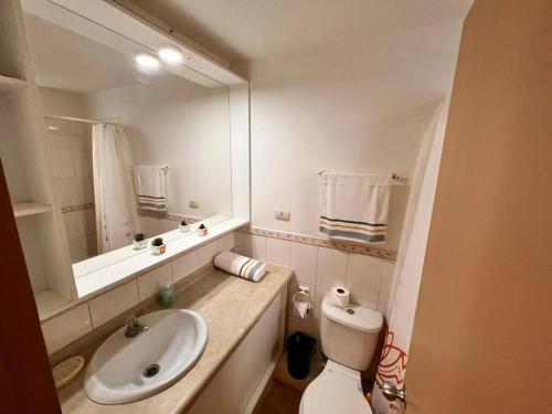 Ванна кімната в Hermoso y acogedor apartamento en el tabo