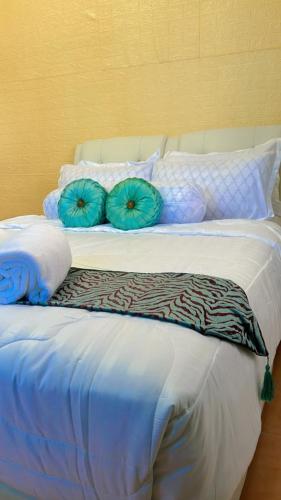 龍運的住宿－AF HOMESTAY，卧室内的两张床上的两个蓝色枕头