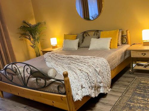 1 dormitorio con cama y espejo en la pared en Terracotta Apartment - Zentral, Parken, Netflix, Kontaktloses Einchecken, Kingsize-Bett en Wuppertal
