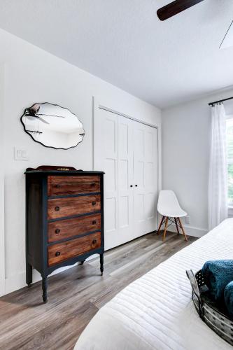a bedroom with a wooden dresser and a bed at Richters Retreat - A birdy Vacation Rental in Boerne