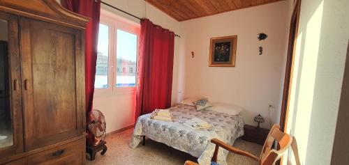 um pequeno quarto com uma cama e uma janela em IL CENTRALE GUEST HOUSE NEW em Nuoro