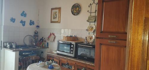 a kitchen with a microwave on top of a counter at IL CENTRALE GUEST HOUSE NEW in Nuoro