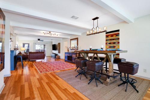 a living room with a ping pong table and chairs at Richters Garage - A Birdy Vacation Rental in Boerne