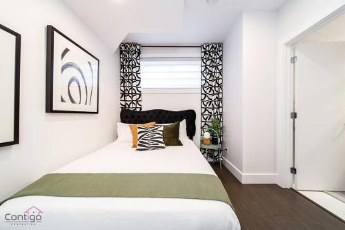 - une chambre avec un lit et une fenêtre dans l'établissement La Maison, Near University & DT, 2BR Bsmt Suite, King Bed!, à Edmonton
