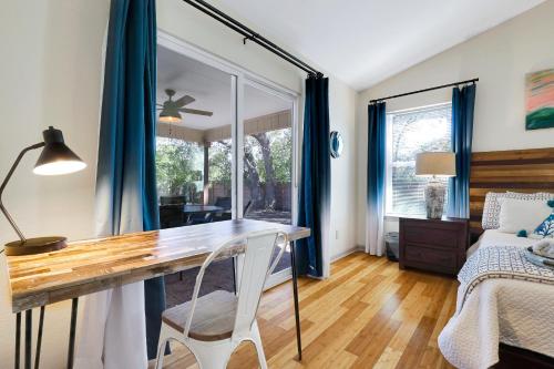 a home office with a desk and a bed at Richters Garage - A Birdy Vacation Rental in Boerne