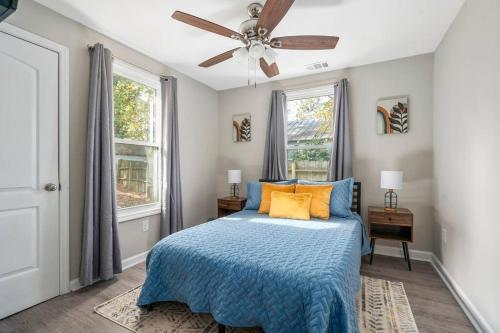una camera con letto blu e ventilatore a soffitto di Monthly 2 bedroom House near Medical District in Augusta ad Augusta