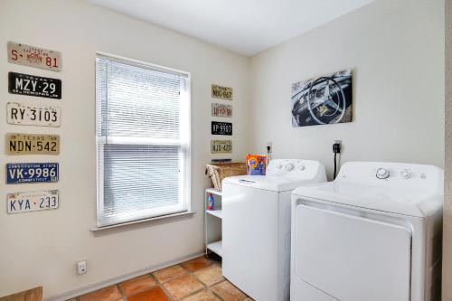 a laundry room with a washer and dryer and a window at Richters Garage - A Birdy Vacation Rental in Boerne