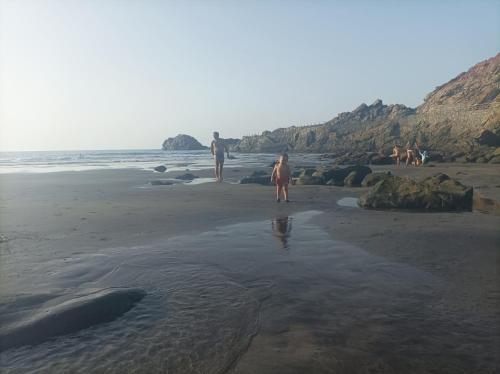 um grupo de pessoas caminhando na praia em Apartamento playa picasso em Santa Cruz de Tenerife