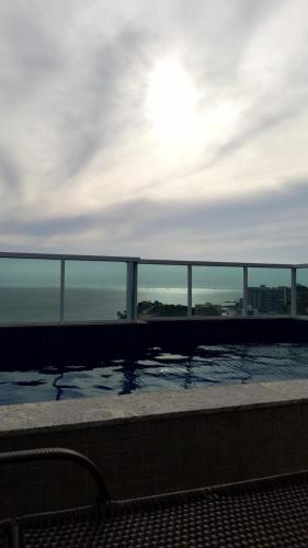 una piscina con vistas al océano en Apartamento Rio Vermelho, en Salvador