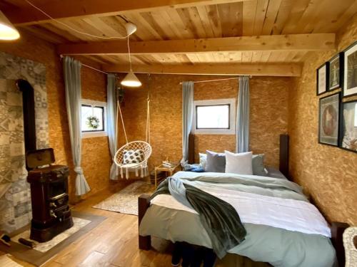 ein Schlafzimmer mit einem großen Bett in einem Zimmer in der Unterkunft Na samotě U Včelína in Lančov