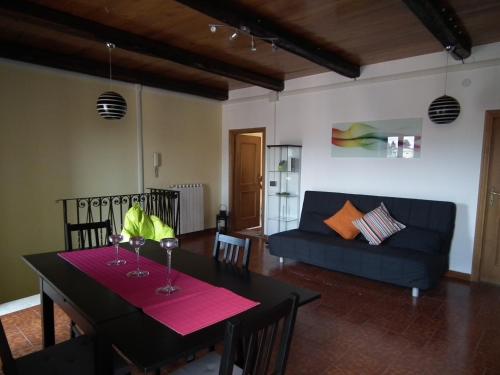 een woonkamer met een tafel en een blauwe bank bij L'Attichetto di Zagarolo in Zagarolo