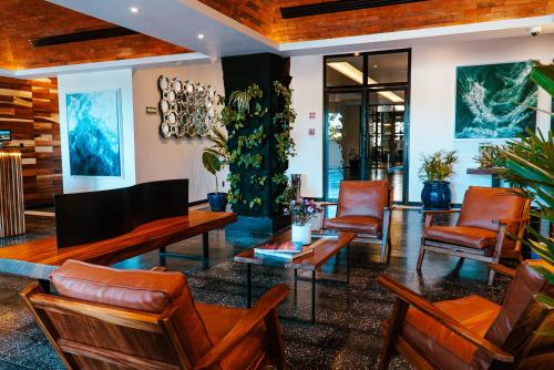 um átrio com cadeiras e mesas num edifício em Flamboyan Hotel & Residences em San José del Cabo