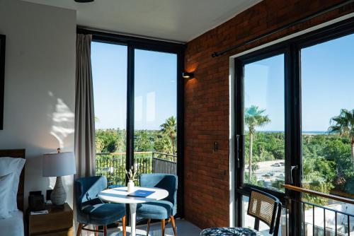 Balkón nebo terasa v ubytování Flamboyan Hotel & Residences
