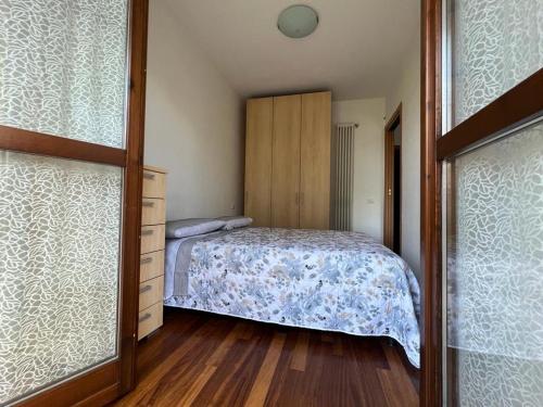 een kleine slaapkamer met een bed en een dressoir bij Berghome in Bergamo