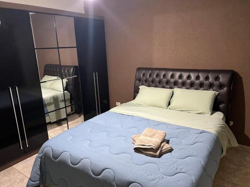 um quarto com uma cama grande e um espelho em GA4-Hospedagem Próximo ao Aeroporto de Guarulhos em Guarulhos