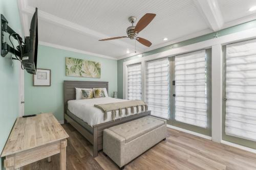 - une chambre avec un lit et un ventilateur de plafond dans l'établissement Solitude on 30A - Seacrest Beach Townhouse with Beach Access - FREE BIKES, à Rosemary Beach