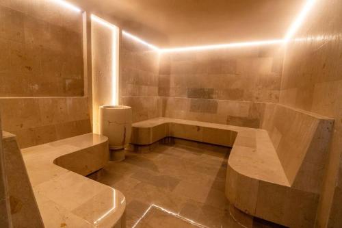a large bathroom with a tub and a toilet at Acogedor apartamento con piscina en Bogotá in Bogotá