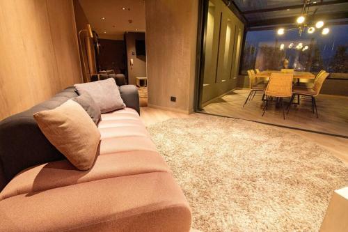 a living room with a couch and a dining table at Acogedor apartamento con piscina en Bogotá in Bogotá