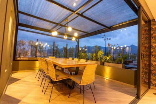 a large dining room with a table and chairs at Acogedor apartamento con piscina en Bogotá in Bogotá