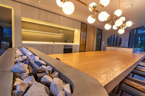 a large dining room with a large wooden table at Acogedor apartamento con piscina en Bogotá in Bogotá