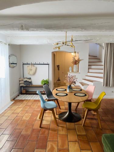un salon avec une table et des chaises dans l'établissement Les Terrasses des Antiques 2, à Saint-Rémy-de-Provence