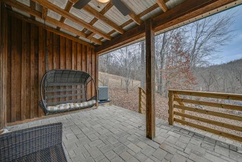 Fotografie z fotogalerie ubytování Private Hot Tub, Arcade Game Bee Spring Cabin v destinaci Cub Run