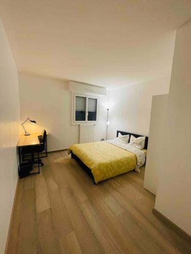une chambre avec un lit et un bureau dans l'établissement Appartement tout confort à 30 min de Paris, à Cergy