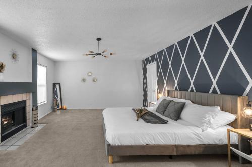 um quarto com uma cama grande e uma lareira em Serenity - A Birdy Vacation Rental em San Antonio
