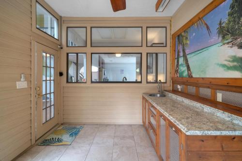 een badkamer met een wastafel en een groot raam bij Serenity - A Birdy Vacation Rental in San Antonio