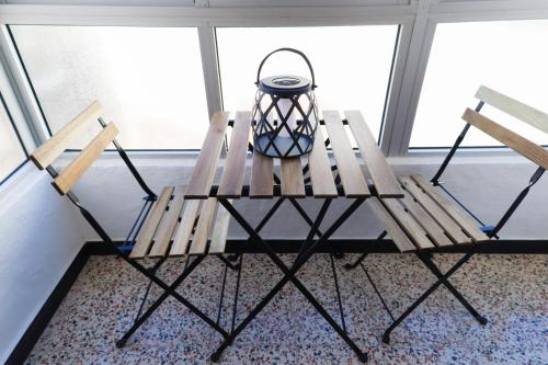 un tavolo da picnic con una lanterna seduta accanto a due sedie di Los Arenales Agaete ad Agaete