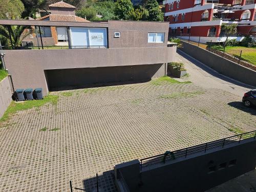 an empty parking lot in front of a building at Espectacular Bahía Bonita depto 42 in Concón