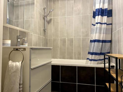 une salle de bain avec douche et baignoire dans l'établissement Studio balcon, centre ville, proximité plages, commerces, restaurants, musées..., à Antibes