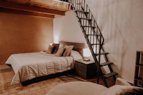- une chambre avec un lit et un escalier en colimaçon dans l'établissement Appartamento - Grammichele Privitera rooms & apartments Gold, à Grammichele