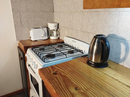 cocina con fogones y cafetera en una barra en Home Casa Julio, en Villa La Angostura