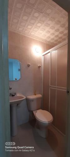 a bathroom with a toilet and a sink and a shower at LINDO APARTAMENTO CERCA AL CC ALAMEDAS in Montería