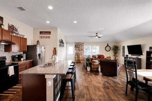 Köök või kööginurk majutusasutuses Speakeasy - A Birdy Vacation Rental