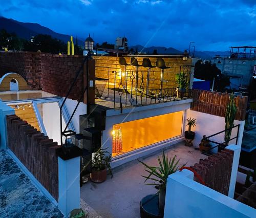 uma vista para uma casa com uma lareira exterior em Casa Onésima. Departamento privado con Terraza. em Oaxaca de Juárez